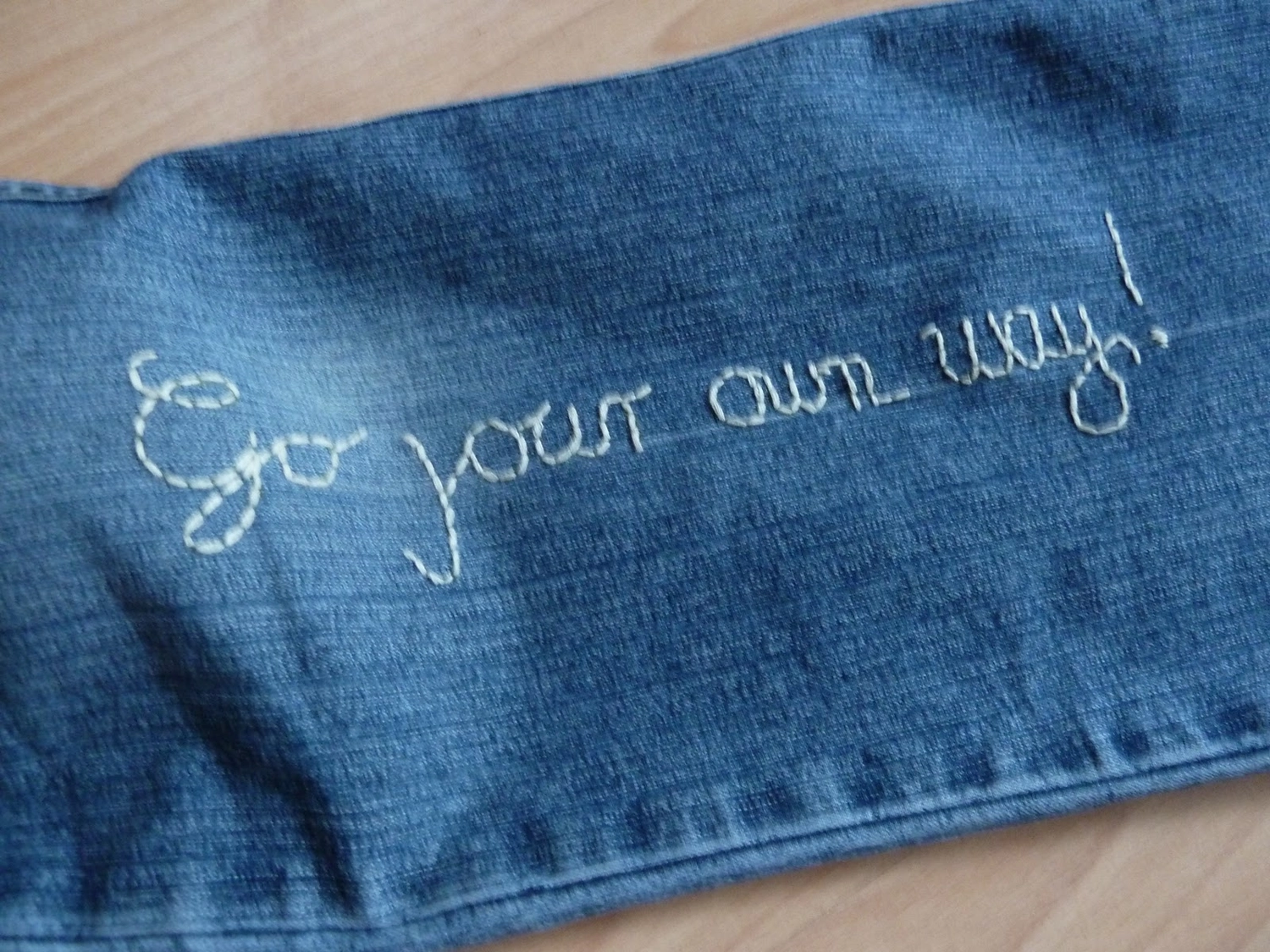 Mindtrail - Coaching und Mentoring - Bestickte blaue Jeans.
